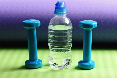 Halter su şişesi yanındaki mavi renkte