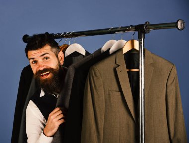 İşadamı ceketler mavi zemin üzerine yakınındaki mutlu yüz.