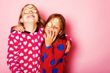 Çocuk mutlu yüzler, gözleri ve bağsız kıl salatalık ile