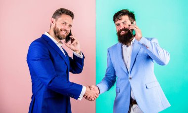 İş ortağı arama. Konuşma ile meşgul düzenlemeler onaylayın. İşadamları modern gadget smartphone ile online erişim kullanın. İş adamları Internet modern teknolojileri iletişim için kullanır.