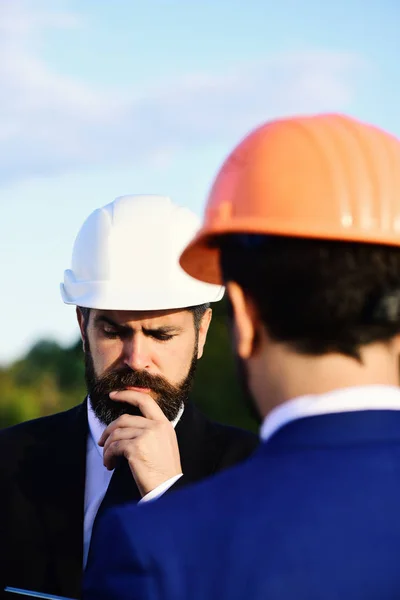 Trabalhador e engenheiro realizar reunião. Arquiteto com rosto confuso — Fotografia de Stock