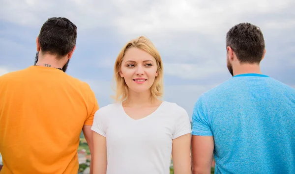 Come scegliere il fidanzato migliore. La ragazza sta di fronte a due uomini senza volto. Ragazza che pensa a chi chiedera 'di uscire. Migliori tratti di grande fidanzato. Tutto quello che devi sapere sulla scelta del ragazzo giusto — Foto Stock