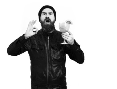 Sakallı adam, uzun sakallı. Beyaz stüdyo arka planında izole edilmiş, elinde bir bardak alkollü içecek bardağı ya da kaya siyahı tarzında taze bir kokteyl olan vahşi, beyaz, şaşkın hipster.