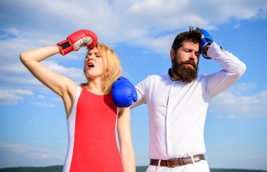 Kendinizi savunmak nasıl öğrenin. Çift boks acı yüzü baş ağrısı muzdarip. Baş ağrılı yumruk. Migren ağrısı saldırı. Baş ağrısı saldırı kavramı. Erkek ve kadın boks eldivenleri gökyüzü arka plan mücadele.