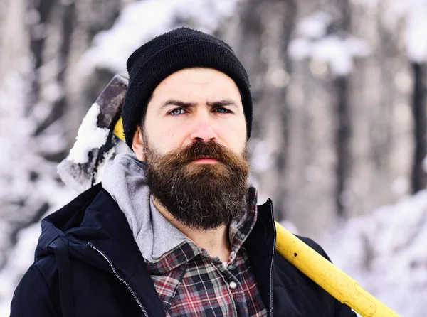 Killen med allvarliga ansikte med snöig skog på bakgrund. — Stockfoto