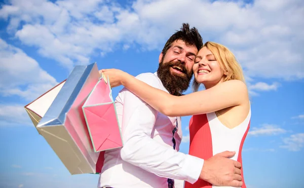 Belanja Membawa Emosi Positif Pasangan Dengan Tas Mewah Memeluk Latar — Stok Foto
