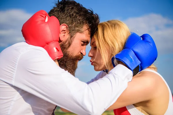 Luta pela tua felicidade. Homem e menina abraçar feliz após a luta. Casal no amor luvas de boxe abraçar céu fundo. Quarrel e colocar-se conceito. Felicidade na vida familiar. Reconciliação e compromisso — Fotografia de Stock