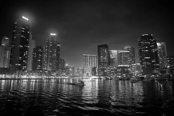 Dubai, Emirati Arabi Uniti - 26 dicembre 2017: Dubai Marina skyline di notte. Edifici con riflessi luminosi in acqua. Architettura o struttura e design. Wanderlust e vacanza — Foto Stock