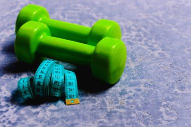 Koltuk değneklerinin yanında şerit rulosu ölçüyorum. Spor ve sağlıklı eğitim.