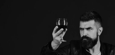 Sommelier 'in pahalı bir içeceği var. Sakallı adam şarap kadehi tutuyor.
