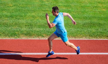Sprinter eğitim, stadyum parkur. İlerleme ve başarı. Eğitim daha önce maraton alın kısmında. Hareket halinde yakalanan adam. Sprinter sporcu eğitim çalıştırın. Parça çimen arka atlet