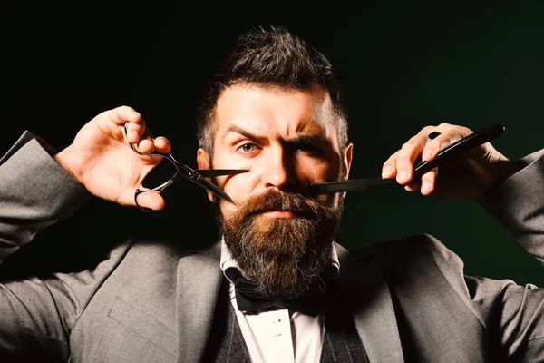 Macho em terno formal corta e rapa barba e bigode — Fotografia de Stock