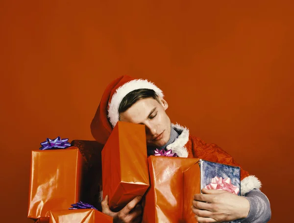 El hombre tiene regalos de Navidad. Santa con la cara relajada con regalos — Foto de Stock