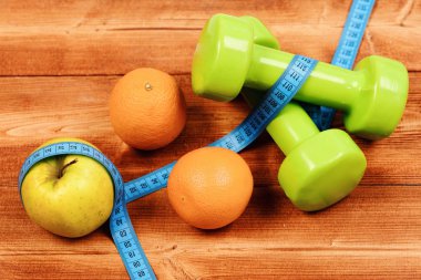 ölçme bant, elma, portakal, diyet kavramı dumbell ağırlık