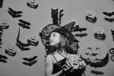 Cadılar Bayramı partisi ve dekorasyon konsepti. Romantik yüzlü kız.