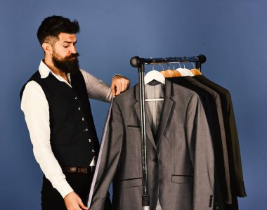 Tezgâhtar veya satıcı önlemler kol bandı ile.