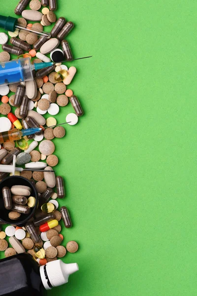 Montón de tabletas de medicamentos y píldoras de diferentes colores — Foto de Stock