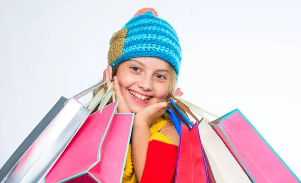 Dívka ohromen tváří pletené čepice blokování nákupní tašky bílé pozadí. Úžasné nákupní koncept. Koupit oblečení úžasné slevy. Získejte propagační kód. Úžasné prodej a slevy. Nakupování na černý pátek — Stock fotografie