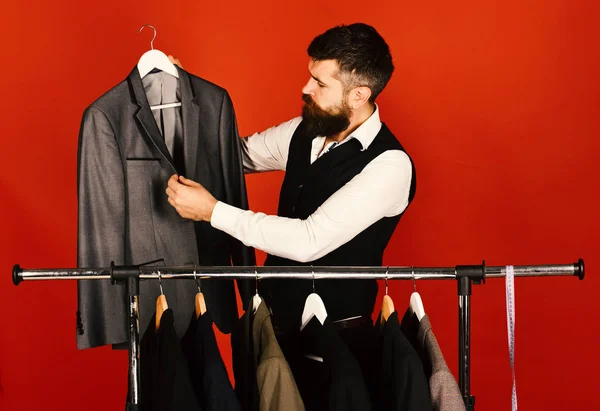 Moderno concepto de elección de armario. Diseñador ajusta traje gris —  Fotos de Stock