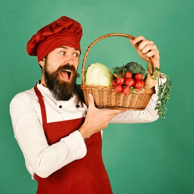Vejetaryen diyet konsepti. Yeşil arka planda sakallı bir adam..