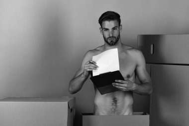 Maço kutuları arasında çıplak kıl ile