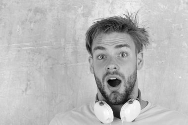 Amerikan yakışıklı adam kulaklıklarla sakallı. Müzikal yaşam tarzı. Avrupa adam var eğlenceli zaman. Smartphone ile mavi gözlü şık hippi. Neşeli genç dj dinleme şarkı yolu ile kulaklık