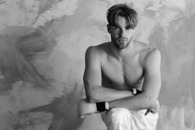 Renkli arka planda ciddi yüzü ve kıllı bir adam..