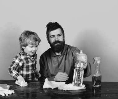 Baba ve oğul çalış ile temizlik'den aksesuarlar.