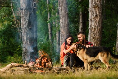Kadın ve hiking, kamp adam tatil,.