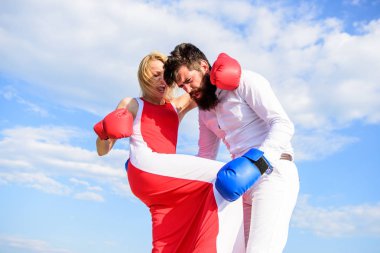 Tabii ki kendini savunma takip. En iyi savunma saldırıdır. Sizce çatışma savunmak. Erkek ve kadın boks eldivenleri gökyüzü arka plan mücadele. Güvenliği konusunda emin olmak için ders almak. Kadın saldırı