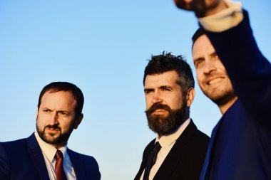 Resmi takım elbiseli ve kravatlı gülen iş adamları.