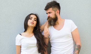 Onların tarzı hissediyorum. Çift beyaz gömlek birbirimize sarılıyoruz. Hipster sakallı ve şık kız asmak kentsel romantik tarih. Kaç arkadaş birlikte gri duvar arka plan asmak. Gençlik şık kıyafet