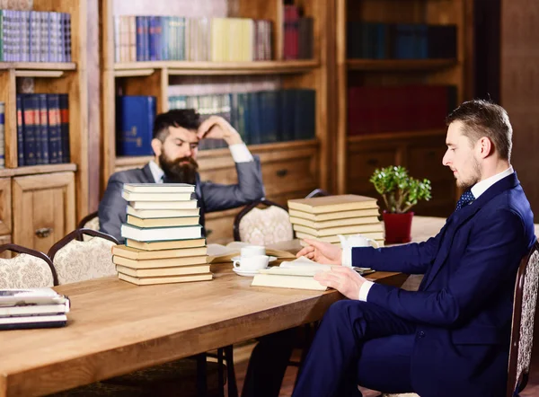 Hombres en trajes, aristócratas, profesores en la biblioteca o interior vintage — Foto de Stock