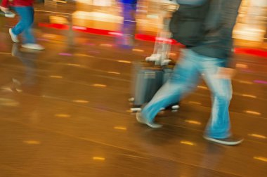 insanlar turistlerle seyahat valizi Bagaj bulanık hız hareket