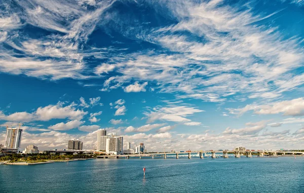 Canal de agua con puente y casas en el cielo azul nublado — Foto de Stock