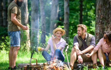Atıştırma için yürüyüş sırasında durdurmak. Rahatlatıcı ve aperatif piknik doğa arka plan sahip şirket arkadaşlar. Kamp ve yürüyüş. Doğada harika hafta sonu. Şirket pikniğinde rahatlatıcı yürüyüşçü orman arka plan