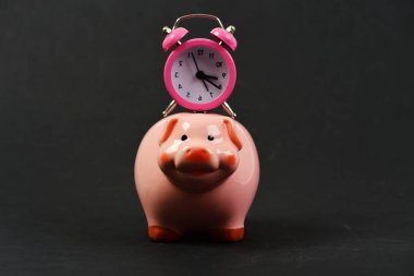 Retro çalar saat ile Piggy banka. Zaman kavramı kaydetme