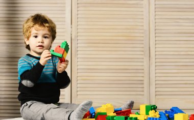Çocukluk ve eğitim aktiviteleri konsepti. Çocuk lego ile oynuyor.