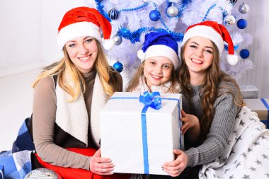 Kış tatil ve parti genel kavram. Aileniz ya da arkadaşlarınızla şapka içinde