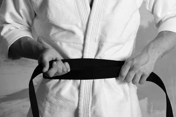 Karate fighter z silnymi dłońmi przygotowuje się do walki. — Zdjęcie stockowe