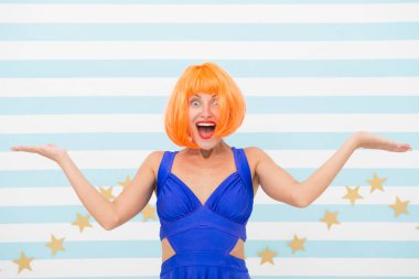 Çılgın kız için mutlu yıllar. Doğum günü sürprizi yüzünden mutlu yüzlü çılgın kız. Sürpriz ve doğum günü partisinde mutlu. Duygusal çılgın kız mutluluğu hisseder. Başardık. Harika karar..