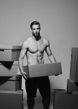 Cinsellik ve dokunaklı konsept. Ciddi yüzlü yükleyici