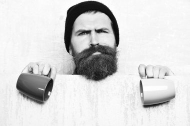 Kâğıt çarşaf ve fincanlarla vahşi beyaz hippi sakallı.