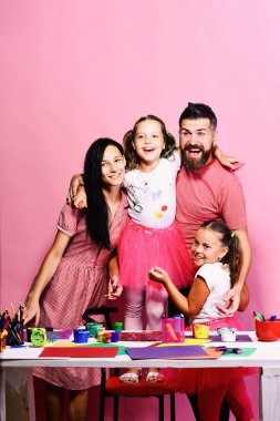Aile eğlence zaman ve sanat kavramı. Kızlar, erkek ve kadın