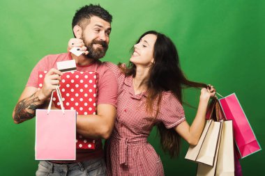 Mutlu yüzler ile çift hugs, büyük bir kutu ve çantalar