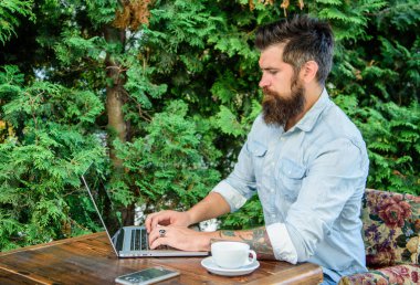 Web blog için içerik oluşturmak. Hipster defter ile açık havada serbest çalışıyorum. Blogger oluşturma sonrası ise kahve keyfini çıkarın. Adam sakallı Yöneticisi girişimci laptop ve kahve terasında açık havada oturup
