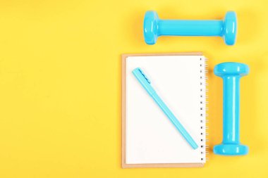 Kilo kaybı ve aktif yaşam tarzı konsepti. Not ve fitness araçları