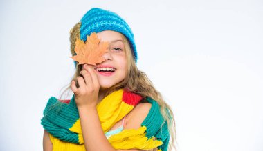 Cilt Bakımı İpuçları dermatologlar düşmek. Sağlık ve güzellik kavramı. Sonbahar şapka kız sevimli yüzü Triko mamulleri ve eşarp yaprak beyaz arka plan tutun. Sonbahar için cilt bakımı ipuçları. Sonbahar güzellik ipuçları