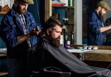 İstemci ense üzerinde kırpma makası kesme saçlı berber. Hipster istemci Başlarken saç kesimi. Hipster yaşam tarzı kavramı. Sakallı adam berber arka plan saçına Kuaför saç kesme makinesi ile çalışır