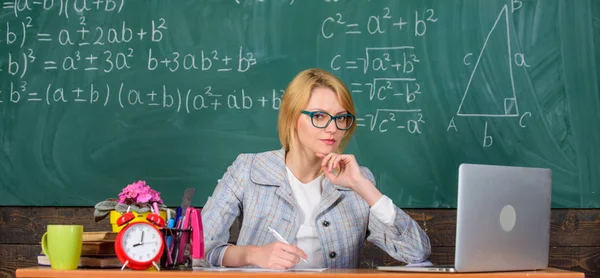 Guru Wanita Duduk Meja Kelas Latar Belakang Papan Tulis Sajikan — Stok Foto